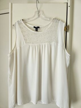 GAP White Lace Yoke Sleeveless Camisole